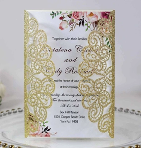 Détail du faire-part de mariage pailleté découpé au laser avec carte intérieure florale