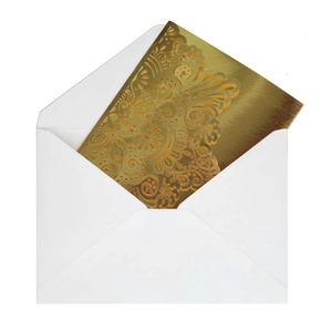 Detaillierte lasergeschnittene Goldfolien-Hochzeitseinladung mit eleganten Blumenmustern