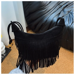 Détail du sac seau noir à franges en daim avec perles en bois et bandoulière nouée