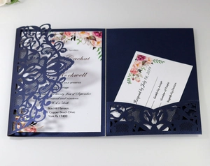Détail de l'invitation de mariage bleu marine découpée au laser avec carte florale et RSVP