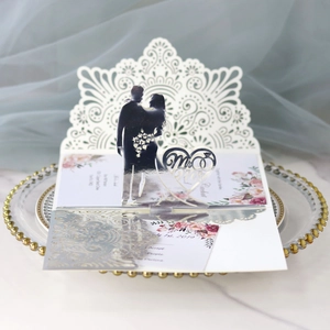 Detail der lasergeschnittenen Hochzeitskarte mit Mr & Mrs Silhouette auf Glastablett