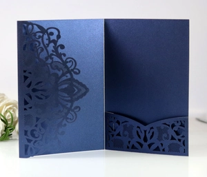 Détail de motifs floraux découpés au laser sur papier nacré bleu marine élégant