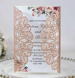 Détail de la couverture découpée au laser en paillettes or rose avec faire-part de mariage