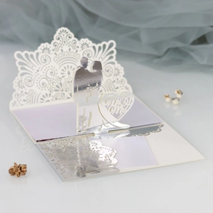 Detail einer 3D-Hochzeitskarte mit silberner Mr & Mrs-Silhouette und Laserschnitt-Spitze
