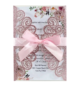 Détail de l'invitation de mariage découpée au laser en paillettes or rose avec nœud satin
