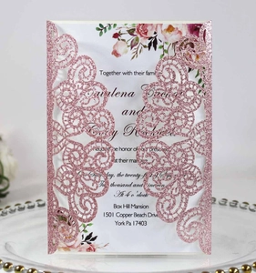 Détail de l'invitation de mariage rose pailletée découpée au laser avec carte florale