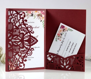 Détail du faire-part de mariage bordeaux découpé au laser avec carte RSVP incluse