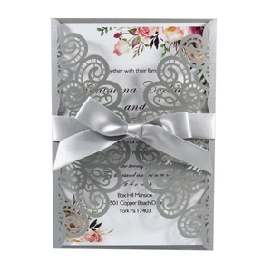 Invitation mariage gris argenté découpée au laser avec nœud élégant et carte florale