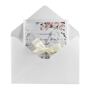 Invitation de mariage élégante avec dentelle découpée au laser et nœud en satin crème