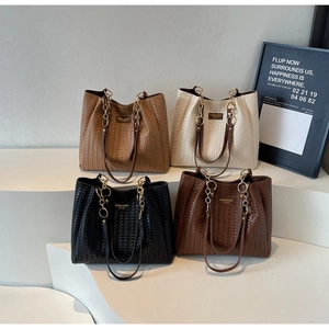Detail of woven tote bags in four colors with large capacity and chain straps