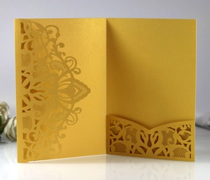 Détail de motifs floraux découpés au laser sur papier doré nacré pour invitations