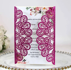 Détail de l'invitation de mariage découpée au laser avec couverture florale rose à paillettes