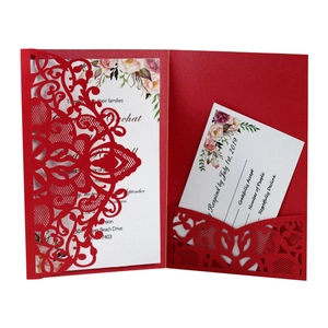 Set d'invitation de mariage découpé au laser avec pochette dentelle rouge et cartes RSVP