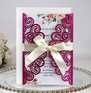 Détail d'invitation de mariage pailletée découpée au laser avec motifs de volutes mauves