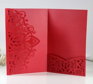 Détail de la carte d'invitation rouge découpée au laser avec papier perlé et motifs