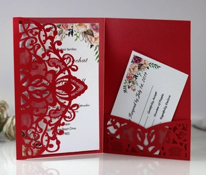 Détail du faire-part de mariage rouge découpé au laser avec carte intérieure fleurie