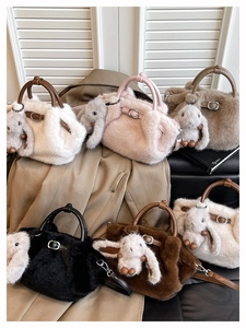 Dettaglio borsa a secchiello in peluche con ciondolo a coniglio e manico in pelle