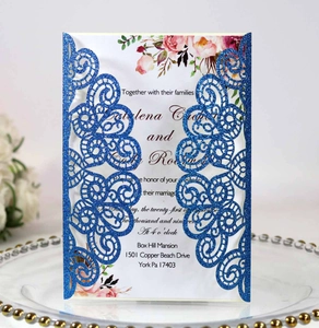 Vue macro de l'invitation de mariage en paillettes bleu saphir découpée au laser avec fleurs