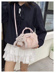 Détail du sac seau en fausse fourrure rose avec boucle et breloque lapin mignonne
