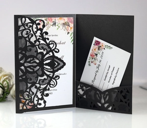 Détails de faire-part de mariage découpé au laser avec insert fleuri et carte RSVP