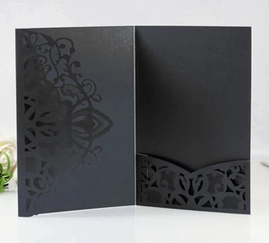Détail de la pochette d'invitation de mariage noire mate avec motif floral découpé au laser