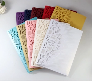 Détails de la bordure florale découpée au laser sur des enveloppes d'invitation nacrées