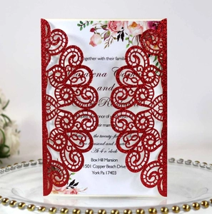 Détail de l'invitation de mariage rouge pailletée découpée au laser avec motif floral