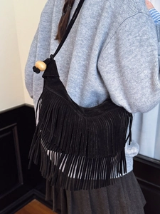 Sac à bandoulière en daim noir pour femme avec longues franges et détails de perles en bois