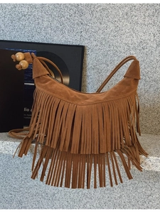 Sac bandoulière bohème en daim marron avec longues franges et perles en bois rétro