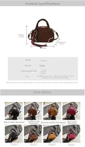 Détails du sac bandoulière mat avec pendentifs à franges élégants et rivets métalliques