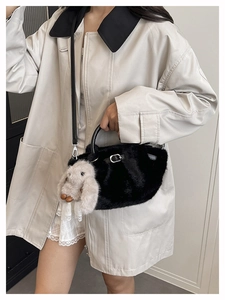 Détail du sac seau en peluche avec texture fausse fourrure et breloque lapin blanc