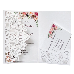 Faire-part de mariage découpé au laser avec feuille florale et carte de réponse