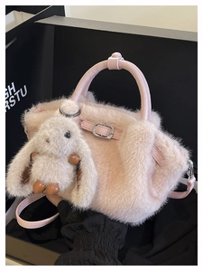 Rosafarbene flauschige Plüschtasche mit Hasenanhänger und silbernen Metalldetails