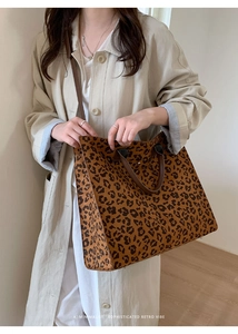 Vista dettagliata della borsa tote grande in tela leopardata con tracolle in pelle marrone