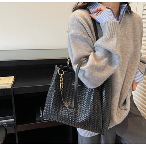Vue détaillée du sac cabas tressé noir avec chaîne dorée et logo Fashion BaG