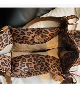 Dettaglio interno della borsa leopardata con chiusura magnetica e tasca a zip