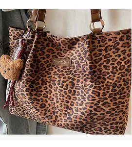 Borsa tote leopardata con toppa in pelle e portachiavi a forma di orsetto marrone