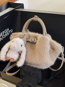 Plüschige kamelfarbene Handtasche aus Kunstpelz mit weißem Hasen-Anhänger und Riemen