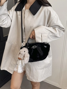 Schicke schwarze Plüsch-Schultertasche mit Hasenanhänger für Damen Herbstmode