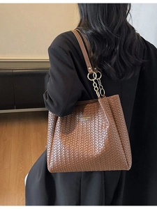 Sac fourre-tout tendance en cuir tressé marron foncé avec chaîne dorée pour femmes actives