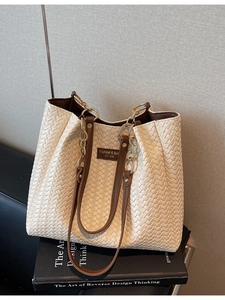 Sac cabas tissé beige et marron avec bandoulière chaîne dorée pour le style décontracté