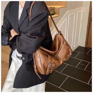 Détail du sac cabas vintage en cuir PU marron avec boucle de ceinture et rivets