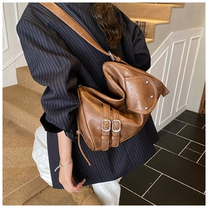 Sac cabas marron rétro en PU avec boucles argentées porté sur un blazer bleu marine