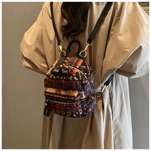 Nahaufnahme des Plüsch-Mini-Rucksacks mit orange-violettem Webpelz und Lederriemen