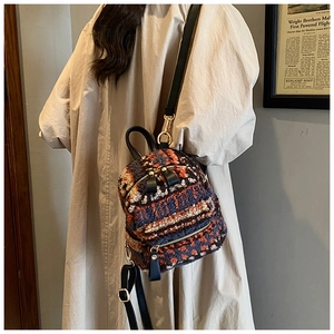 Detail eines bunten Plüsch-Mini-Rucksacks mit Kunstfell-Patchwork und Lederriemen