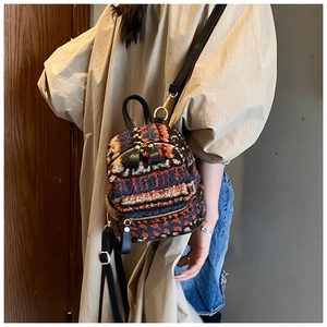 Detailansicht eines geometrischen Plüsch-Minirucksacks mit weicher Textur und Retrostil