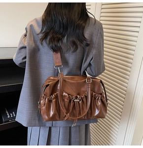 Sac fourre-tout en cuir marron caramel avec plis élégants et cordon de serrage