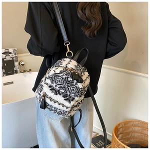 Detailansicht kleiner Lammfell Rucksack mit schwarz-weißem geometrischem Muster