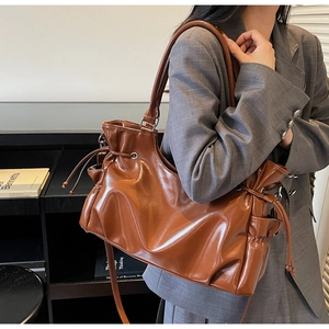 Grand cabas en cuir marron brillant avec cordon de serrage, volant et multi-poches