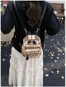 Nahaufnahme eines flauschigen Mini-Rucksacks aus Lammfellimitat mit braunen Details